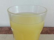 Una foto de agua de cúrcuma