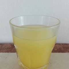 Una foto de Agua refrescante dorada de chayote