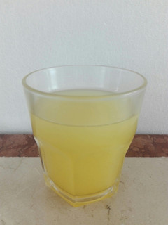 Una foto de Agua refrescante dorada de chayote