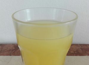 Una foto de Agua refrescante dorada de chayote
