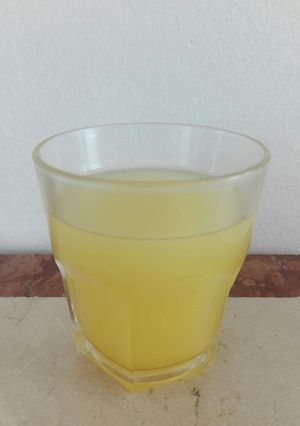 Una foto de Agua refrescante dorada de chayote