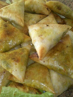 Una foto de Briwat de pollo y verduras comida de Marruecos