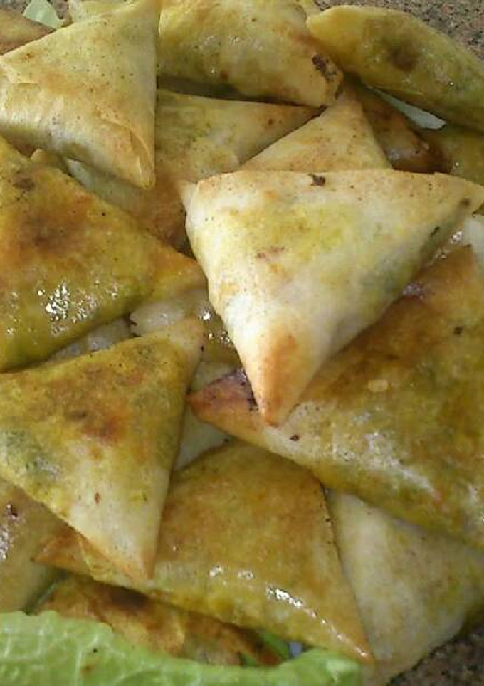 Una foto de Briwat de pollo y verduras comida de Marruecos