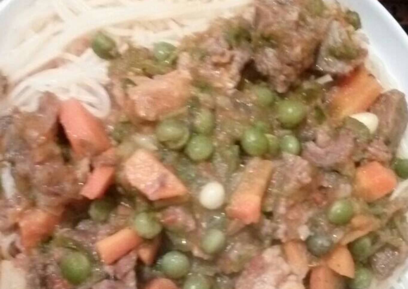 Beef and green peas stew with noodles