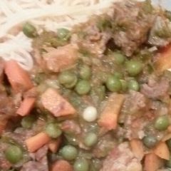 A picture of Beef and green peas stew with noodles.