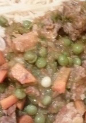 A picture of Beef and green peas stew with noodles.