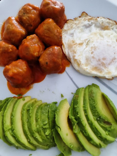 Una foto de Albóndigas en salsa de tomate, aguacate y huevo