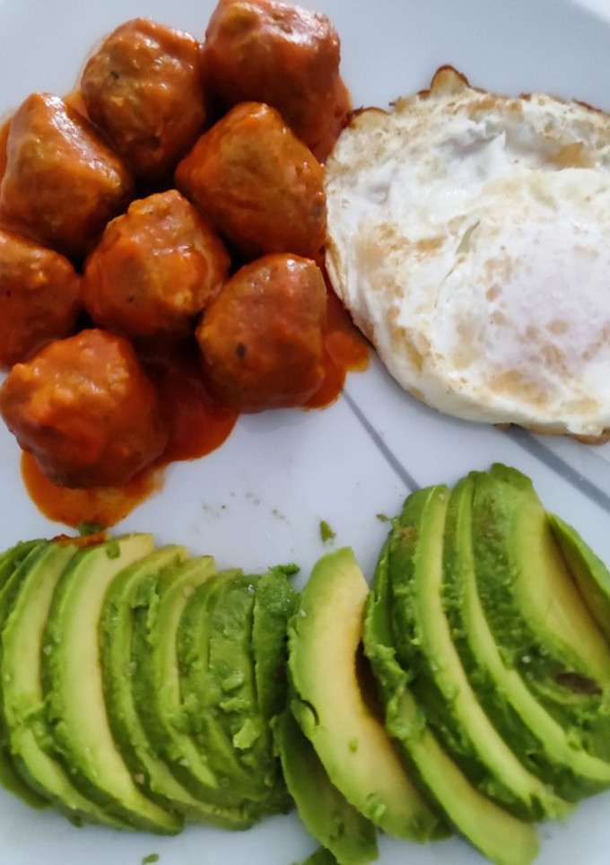 Una foto de Albóndigas en salsa de tomate, aguacate y huevo