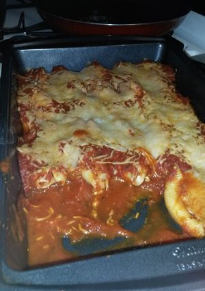 A picture of Chicken stuffed shells.