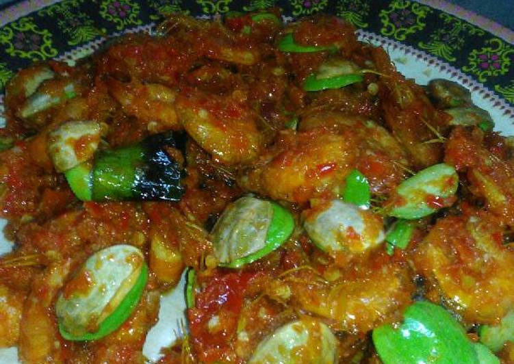 Balado udang campur petai