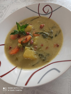 Ízes saláta krémleves, vele főtt zöldségekkel recept fotója