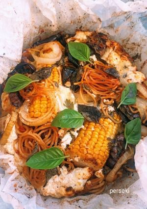 Φωτογραφία της συνταγής Spaghetti στη λαδόκολλα με μελιτζάνες και καλαμπόκι