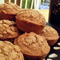 A picture of low calorie apple cinnamon oatmeal breakfast muffin.