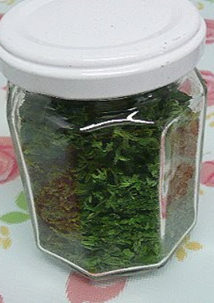 A picture of Drying and Storing Parsley.