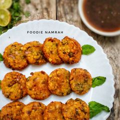 A picture of Chana dal vada.