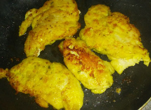 Una foto de Churrascos y muslos de pollo marinados con mostaza
