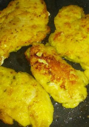 Una foto de Churrascos y muslos de pollo marinados con mostaza