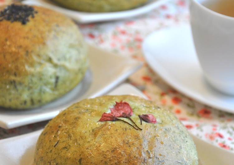 Plump & Fluffy Anpan with Yomogi (Japanese Mugwort)