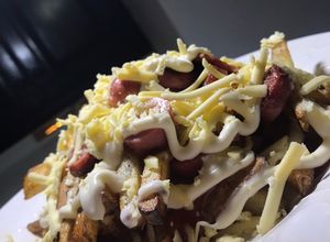 Una foto de Salchipapas bien callejeras