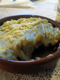 Una foto de pastel de papa y carne
