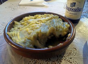 Una foto de pastel de papa y carne
