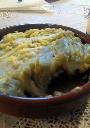 Una foto de pastel de papa y carne