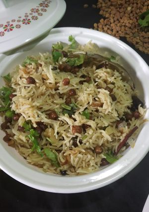 A picture of Kala chana pulao.