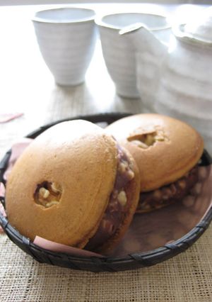 A picture of Mocha Walnut Dorayaki.
