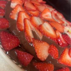 A picture of Vanilla Cake with Chocolate Ganache and Strawberries.