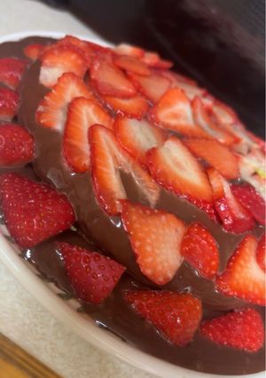 A picture of Vanilla Cake with Chocolate Ganache and Strawberries.