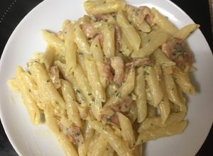 Foto principal de Macarrones sin nata con bacon al estilo carbonara