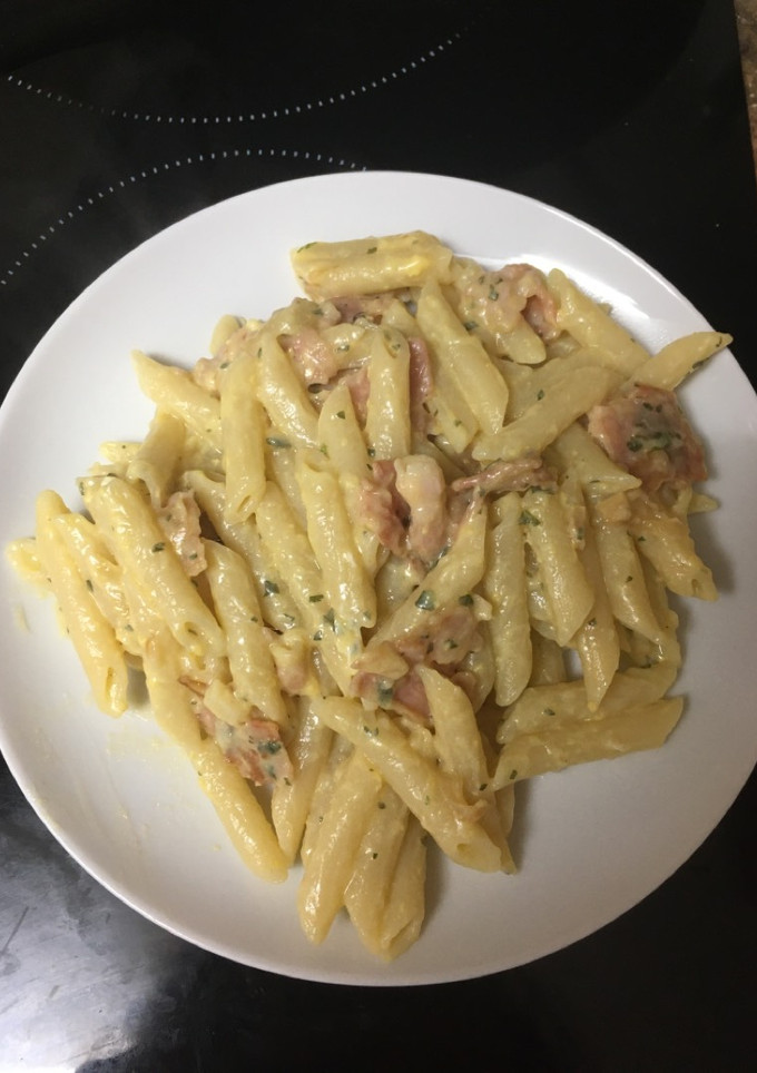 Una foto de Macarrones sin nata con bacon al estilo carbonara