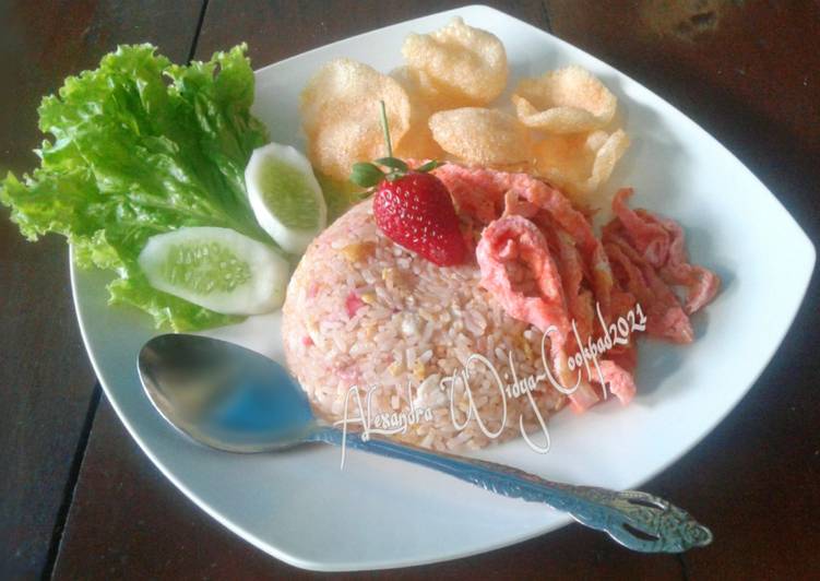 Bagaimana Membuat Nasi Goreng Strawberry Anti Gagal