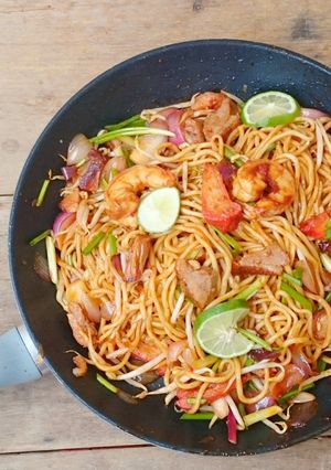 A picture of Four Treasure Sambal Mee Goreng /Spicy Noodle.