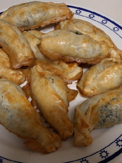 Una foto de Paquetes de espinacas, piñones y jamón