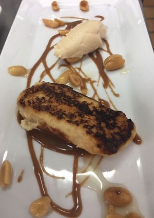 Foto principal de Torrijas de cacahuetes con helado de cacahuetes y cacahuetes estofados