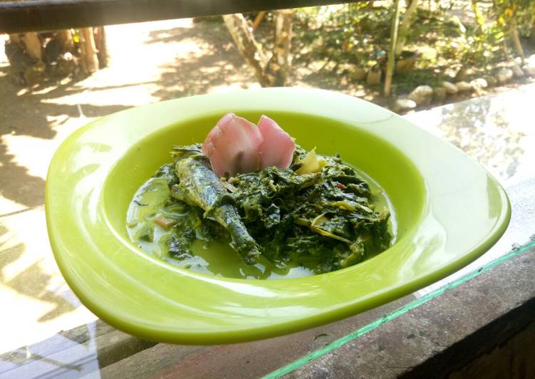 Gulai daun ubi tumbuak