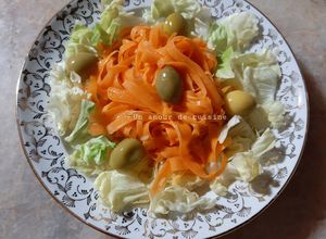 Une photo de Salade de tagliatelles de carottes sur son lit de laitue