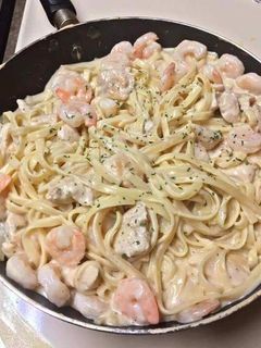 Una foto de Pasta alfredo con camarones