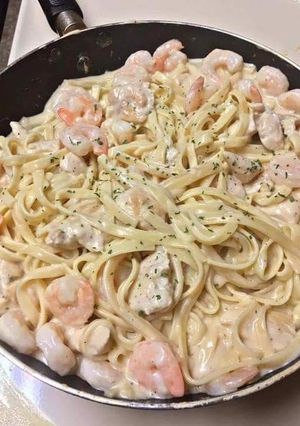 Una foto de Pasta alfredo con camarones