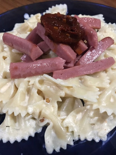 Una foto de Farfalle con salchicha y chipotle