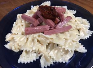 Una foto de Farfalle con salchicha y chipotle