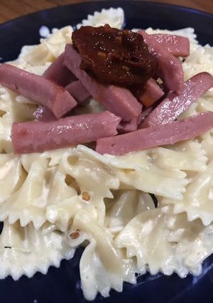 Una foto de Farfalle con salchicha y chipotle