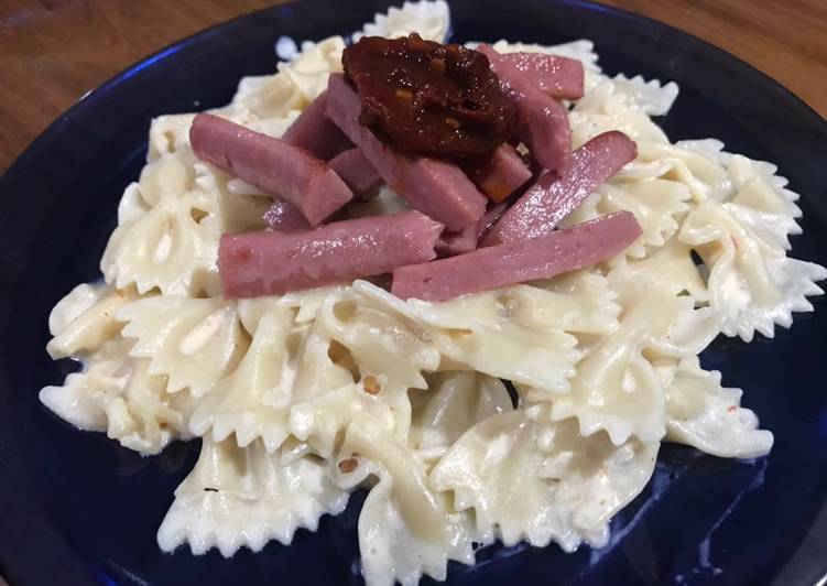 Farfalle con salchicha y chipotle