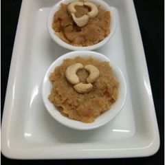 A picture of Besan suji halwa.