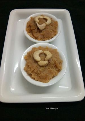 A picture of Besan suji halwa.