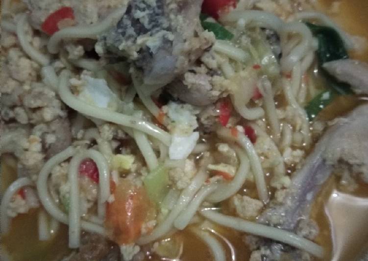 Bagaimana Menyiapkan Mie tek tek ayam, Lezat Sekali