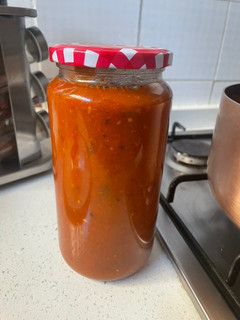 Una foto de Salsa de tomate casera con callampas secas (ideal conserva)