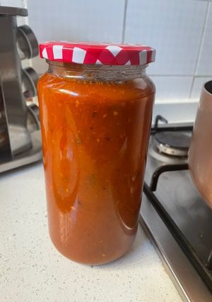 Una foto de Salsa de tomate casera con callampas secas (ideal conserva)