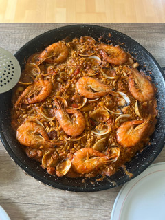 Una foto de Paella de marisco con socarrat
